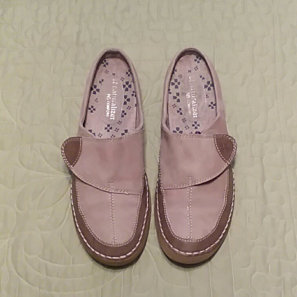 Tan/brown trim naturalizer mules.